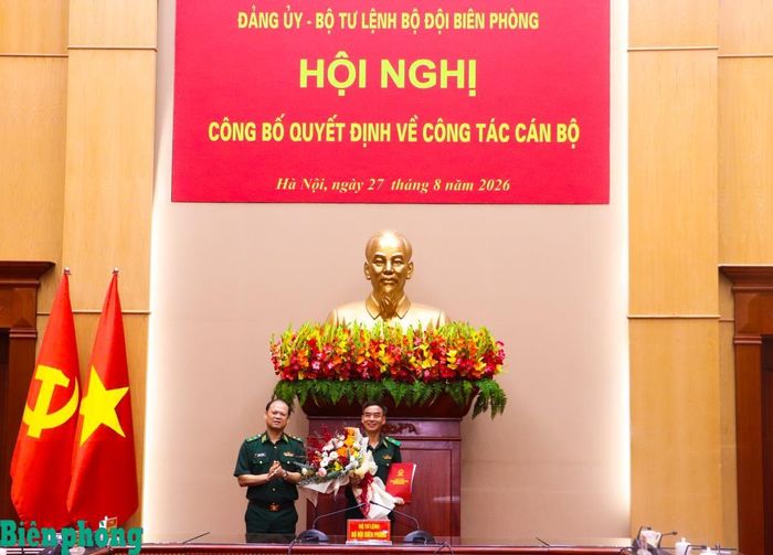 Trung tướng Nguyễn Anh Tuấn trao quyết định hưởng chế độ hưu trí và tặng hoa chúc mừng Thiếu tướng Nguyễn Thái Sinh, nguyên Chính ủy Học viện Biên phòng. Ảnh: Thanh Xuân