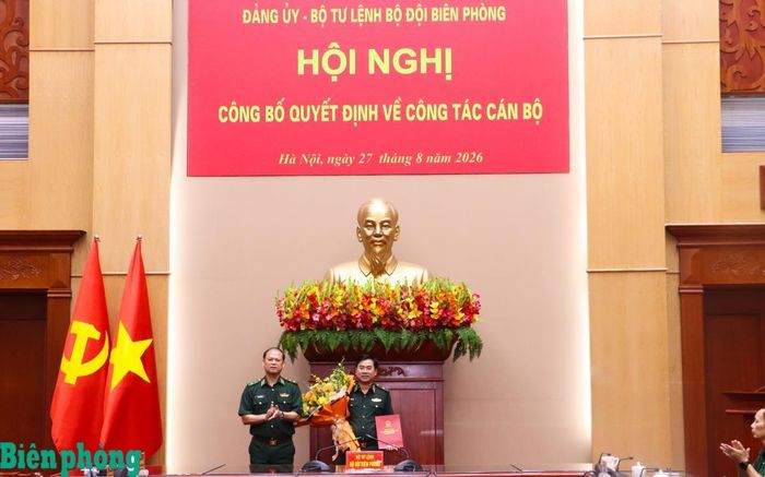 Trung tướng Nguyễn Anh Tuấn trao quyết định nâng lương sĩ quan cấp tướng trước thời hạn và tặng hoa chúc mừng Thiếu tướng Võ Tiến Nghị, Phó Tư lệnh Bộ đội Biên phòng. Ảnh: Thanh Xuân