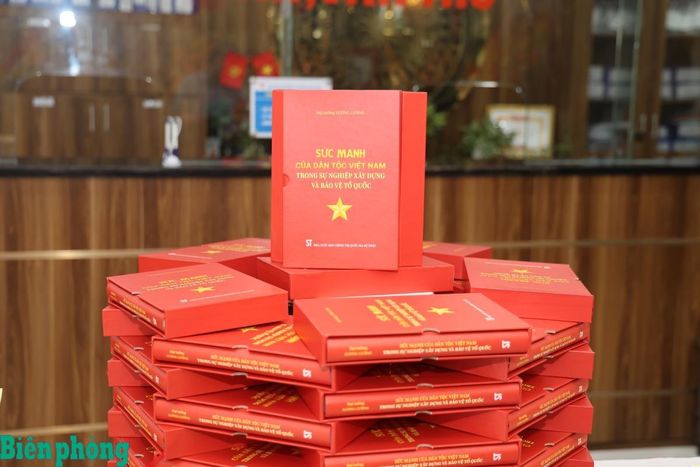 Cuốn sách “Sức mạnh của dân tộc Việt Nam trong sự nghiệp xây dựng và bảo vệ Tổ quốc” của Đại tướng Lương Cường. Ảnh: Xuân Khoa