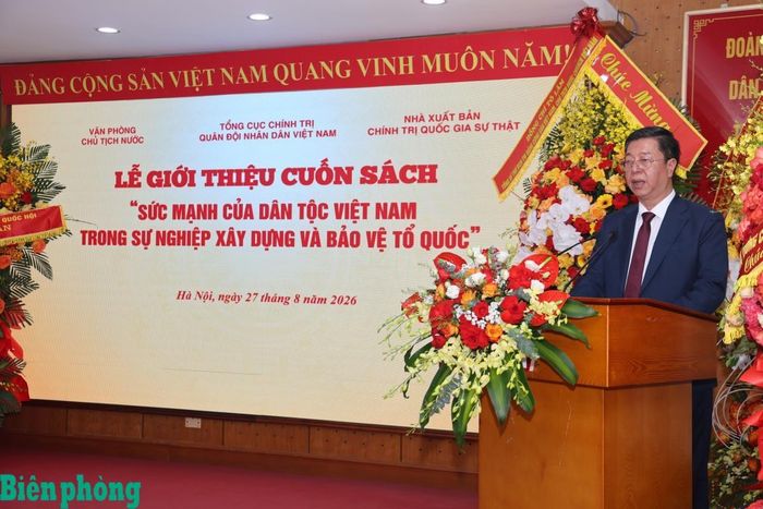 Phó Giáo sư, Tiến sĩ Vũ Trọng Lâm, Giám đốc - Tổng Biên tập Nhà xuất bản Chính trị quốc gia Sự thật, phát biểu tại buổi lễ. Ảnh: Lương Linh
