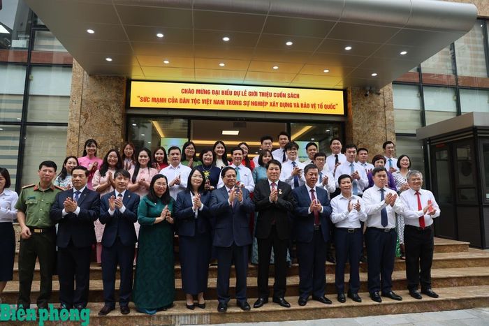 Các đại biểu chụp ảnh lưu niệm tại Lễ giới thiệu cuốn sách “Sức mạnh của dân tộc Việt Nam trong sự nghiệp xây dựng và bảo vệ Tổ quốc”. Ảnh: Lương Linh