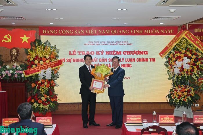 Phó Giáo sư, Tiến sĩ Vũ Trọng Lâm, Giám đốc - Tổng Biên tập Nhà xuất bản Chính trị quốc gia Sự thật, trao Kỷ niệm chương “Vì sự nghiệp xuất bản sách lý luận, chính trị của Đảng và Nhà nước” tặng Đại tướng Lương Cường, nguyên Ủy viên Bộ Chính trị, nguyên Chủ tịch nước. Ảnh: Lương Linh