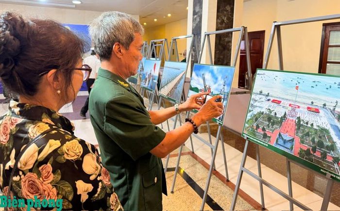 Các cựu chiến binh tham quan triển lãm. Ảnh: DK