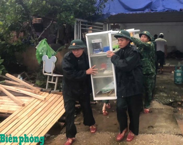 Cán bộ, chiến sĩ Đồn Biên phòng Hạnh Dịch hỗ trợ người dân di dời tài sản đến nơi an toàn. Ảnh: Lê Thạch