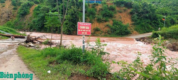 Tại xã Na Loi, người dân được cảnh báo khi đi qua khu vực nguy hiểm. Ảnh: Lê Thạch