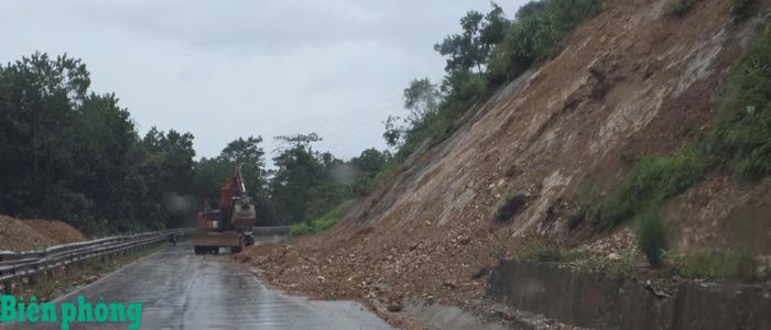 Mưa lớn gây sạt lở trên một số tuyến đường. Ảnh: Lê Thạch