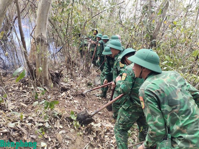 Cán bộ, chiến sĩ Đồn Biên phòng cửa khẩu cảng Quy Nhơn tham gia chữa cháy rừng. Ảnh: Thanh Bình