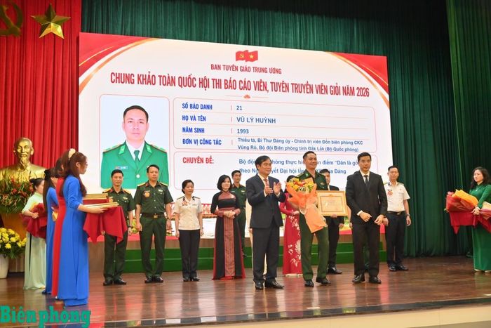 Thiếu tá Vũ Lý Huỳnh xuất sắc đoạt giải Nhất Chung khảo toàn quốc Hội thi Báo cáo viên, tuyên truyền viên giỏi năm 2026. Ảnh: Trương Tùng