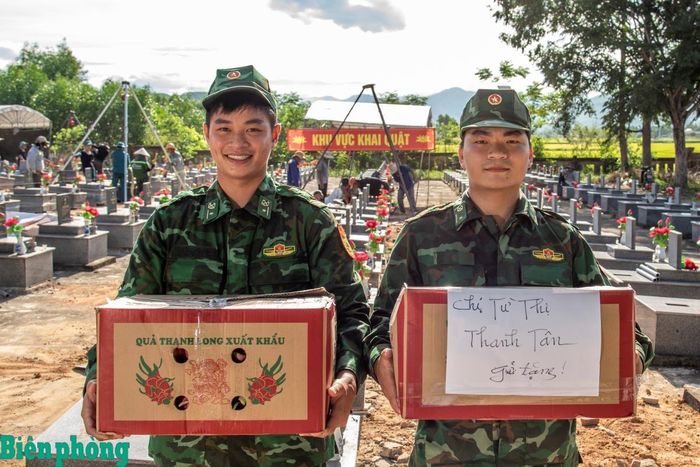 Các thành viên trong đội tìm kiếm, xác định danh tính hài cốt liệt sĩ nhận quà từ chị Từ Thị Thanh Tân gửi tặng. Ảnh: Lê Văn Chương