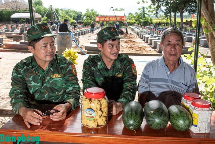 Cựu chiến binh Lại Vũ Yên chia sẻ món quà quê của các cựu chiến binh cho cán bộ, chiến sĩ Bộ đội Biên phòng. Ảnh: Lê Văn Chương