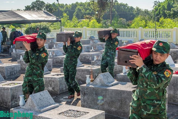 Việc tìm kiếm hài cốt liệt sĩ diễn ra dưới nhiệt độ ngoài trời lên đến 40 độ C. Ảnh: Lê Văn Chương