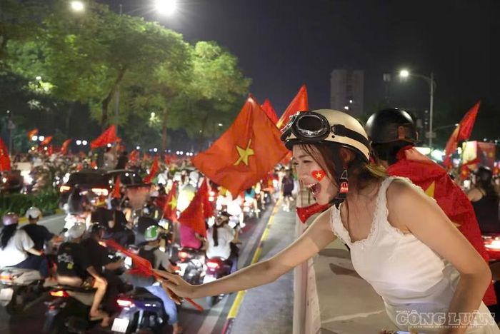 Những cái bắt tay, vẫy tay, hay những cái ôm giữa những người hoàn toàn xa lạ trên đường phố tạo nên bầu không khí đặc biệt, khi tất cả cùng chung một niềm tự hào dân tộc.