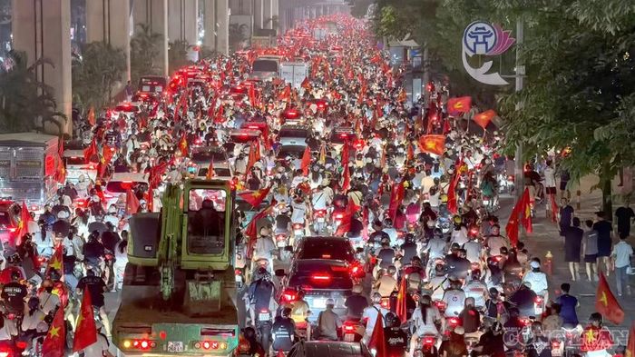 Lá cờ đỏ sao vàng tung bay khắp các tuyến phố, hòa cùng tiếng hò reo và niềm vui của người dân Hà Nội.
