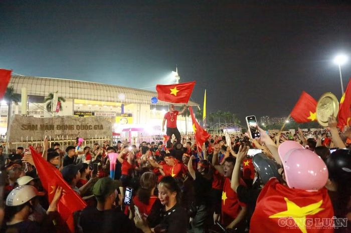 Trước đó, tại sân vận động Mỹ Đình, nhiều người vẫn nán lại sau trận đấu, cùng nhau hò reo và tận hưởng trọn vẹn niềm vui chiến thắng.
