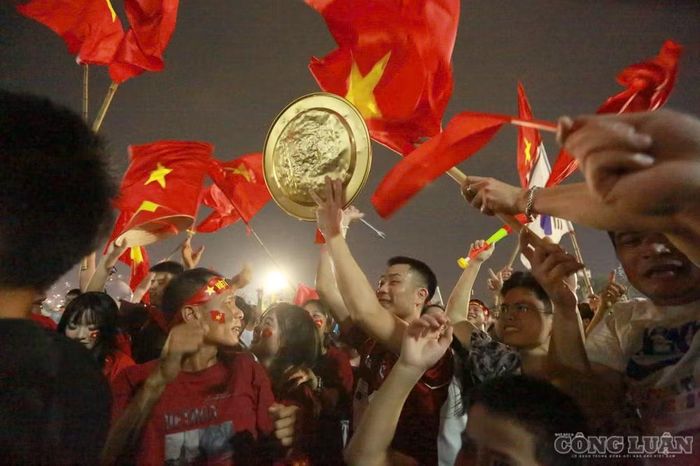 Một số người dân còn mang mâm ra trước sân vận động Mỹ Đình để gõ, tạo nên âm thanh rộn ràng giữa dòng người đang ăn mừng chức vô địch của đội tuyển Việt Nam.