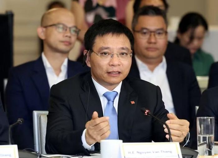 Tại các phiên thảo luận, Phó Thủ tướng Chính phủ và các thành viên Đoàn đại biểu Việt Nam chia sẻ quan điểm, tầm nhìn, định hướng phát triển và những giải pháp cụ thể của Việt Nam - Ảnh: VGP