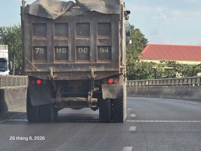 Xe chở vật liệu vượt quá thành thùng, dấu hiệu chở quá tải trọng lưu thông trên tuyến quốc lộ 1a, đoạn qua xã Nam Hải Lăng, tỉnh Quảng Trị.