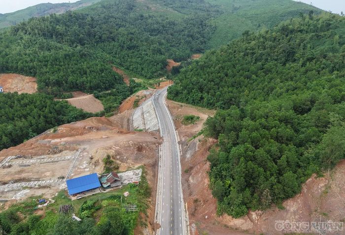 Trên toàn công trường thường trực 310 nhân sự, hơn 100 đầu máy và thiết bị chuyên dụng hoạt động hết công suất.