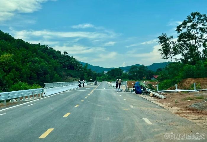 Công nhân tiến hành lắp đặt hệ thống hộ lan, vệ sinh mặt đường và cầu.