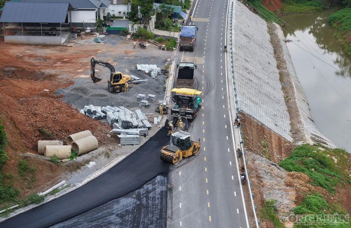 Ghi nhận thực tế của PV trong những ngày cuối tháng 8/2026, đơn vị thi công đang gấp rút hoàn thiện những hạng mục cuối cùng như rãnh thoát nước, hệ thống biển báo, an toàn giao thông..., để đưa tuyến đường vào khai thác đồng bộ.