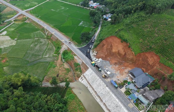 Theo đại diện Ban quản lý dự án đường Hồ Chí Minh, lũy kế sản lượng thi công hiện đã đạt trên 90% giá trị hợp đồng. Trong đó, 8 cầu trên tuyến đã cơ bản hoàn thành, phần đường đang chạy đua các lớp bê tông nhựa cuối cùng. Hệ thống an toàn giao thông như cọc tiêu, biển báo, tôn lượn sóng, biển chỉ dẫn, sơn kẻ đường, đèn tín hiệu đã hoàn thành khoảng 80%.