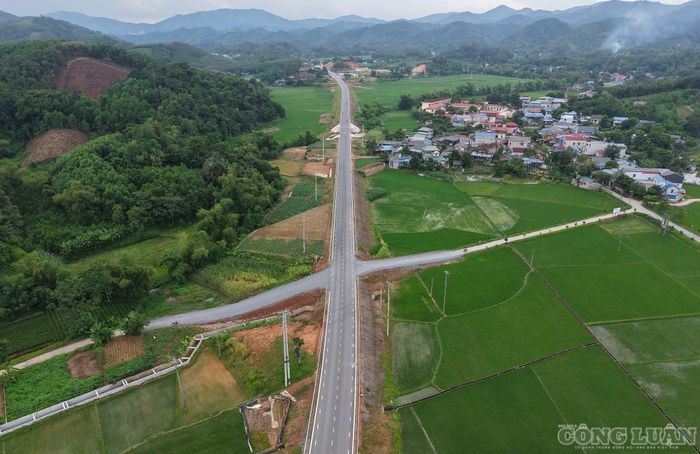 Nhiều đoạn đã hoàn thiện, sơn kẻ vạch đường giúp người dân đi lại dễ dàng hơn.