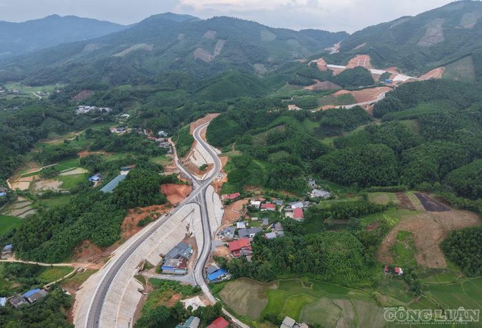 Toàn bộ công trường được chia thành các mũi thi công độc lập. Cao điểm trong cuối tháng 7, đầu tháng 8/2026, số lượng nhân sự, máy móc được huy động tăng từ 1,5 - 2 lần so với kế hoạch dự kiến ban đầu.