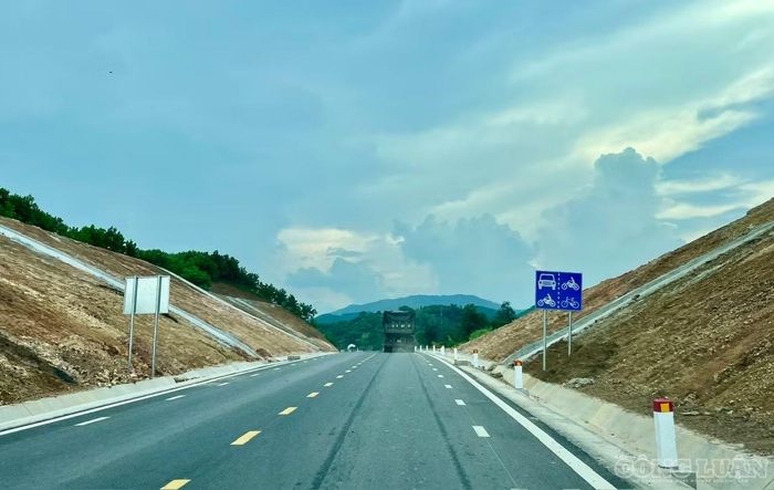 Hệ thống biển báo giao thông đang được lắp đặt.