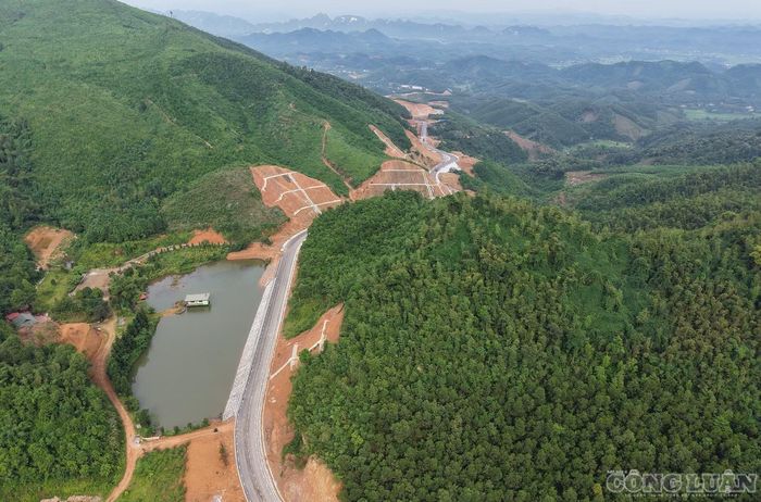 Tuyến đường được đầu tư quy mô đường cấp III miền núi, bề rộng nền đường 9m, vận tốc thiết kế 60km/h theo tiêu chuẩn, có châm chước những vị trí khó khăn. Riêng đoạn tuyến đi qua trung tâm xã Trung Sơn (dài 532m) được đầu tư bề rộng nền đường 14m.