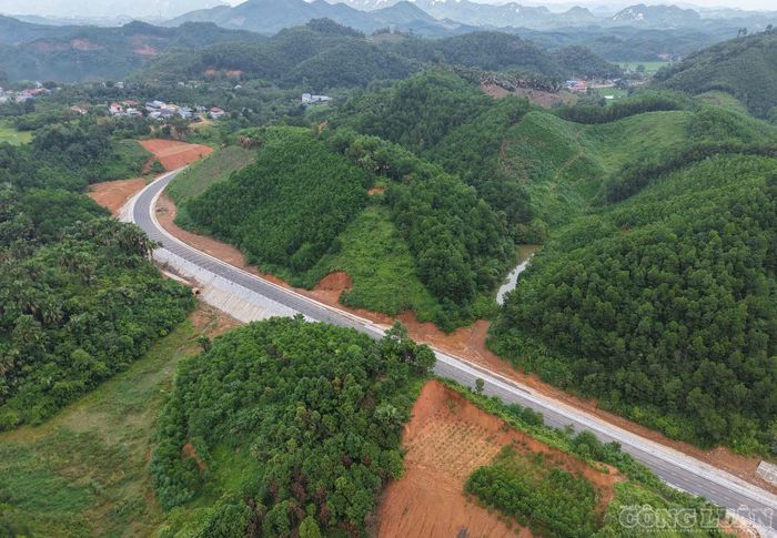 Đường Hồ Chí Minh đoạn Chợ Chu - Ngã ba Trung Sơn được khởi công vào tháng 6/2024, tổng mức đầu tư hơn 1.600 tỷ đồng do Ban quản lý dự án đường Hồ Chí Minh (Bộ Xây dựng) làm chủ đầu tư.