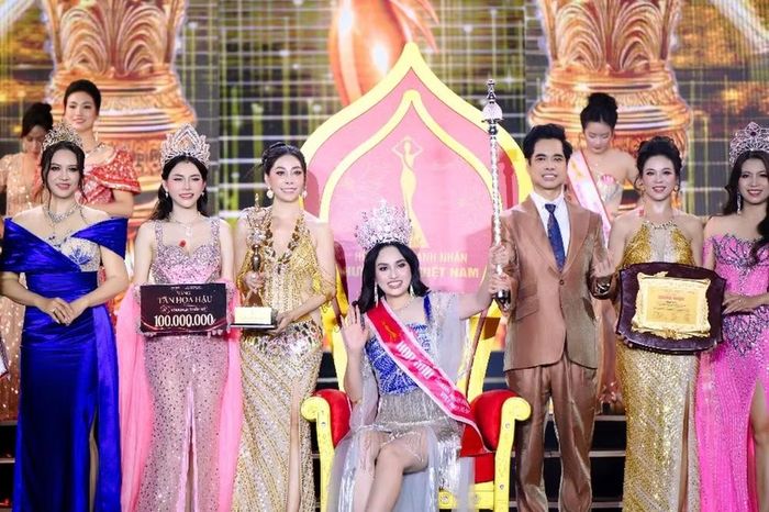 Trưởng BTC – Hoa hậu Đại sứ Toàn cầu Hạnh Nguyên, Trưởng BGK – Ca nhạc sĩ Ngọc Sơn (Chủ tịch Topstar Entertainment tại Việt Nam) cùng các hoa hậu doanh nhân thực hiện nghi thức đăng quang cho tân hậu.