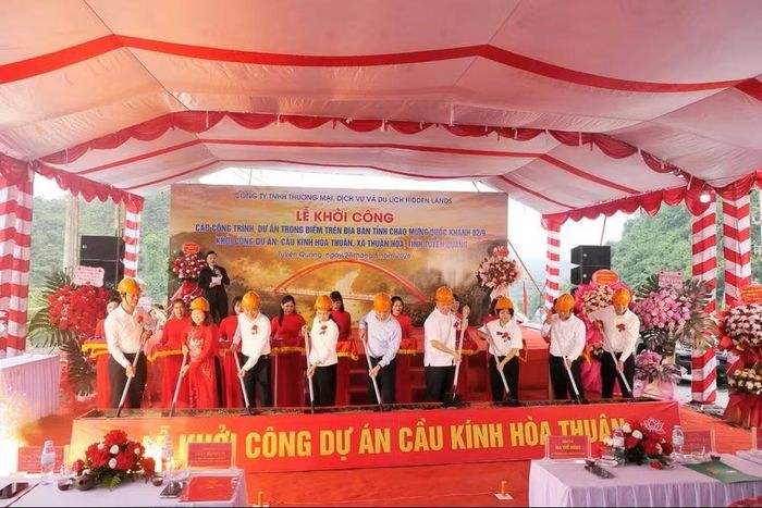 Các đồng chí lãnh đạo tỉnh Tuyên Quang, xã Thuận Hòa và chủ đầu tư thực hiện nghi thức khởi công cầu kính Hòa Thuận. Ảnh: Khánh Toàn