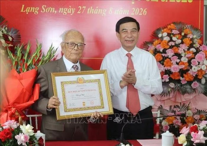 Đại tướng Phan Văn Giang trao tặng Huy hiệu 80 năm tuổi Đảng cho đảng viên Hoàng Hai (thôn Quán Bầu, xã Chi Lăng, tỉnh Lạng Sơn). Ảnh: TTXVN