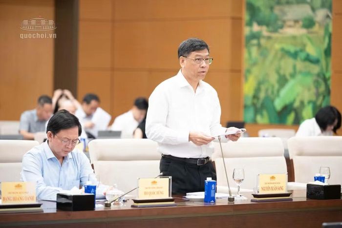 Thứ trưởng Bộ Xây dựng Nguyễn Xuân Sang trình bày Tờ trình tóm tắt dự án Bộ luật Hàng hải và Đường thủy Việt Nam (sửa đổi) (ảnh QH).