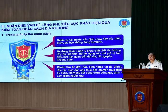 Kiểm toán trưởng KTNN khu vực VI Ngô Minh Kiểm chia sẻ việc nhận diện các vấn đề lãng phí, tiêu cực. Ảnh: KTNN