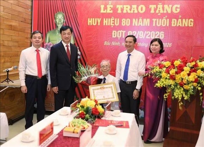 Ông Nguyễn Duy Ngọc, Ủy viên Bộ Chính trị, Bí thư Trung ương Đảng, Trưởng ban Tổ chức Trung ương, trao tặng Huy hiệu 80 năm tuổi Đảng cho đồng chí Nguyễn Thanh Mậu. Ảnh: TTXVN