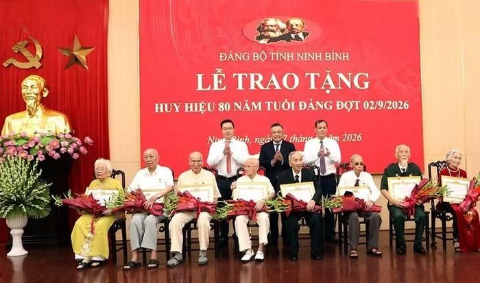 Chủ nhiệm Ủy ban Kiểm tra Trung ương Trần Sỹ Thanh cùng lãnh đạo tỉnh Ninh Bình trao Huy hiệu 80 năm tuổi Đảng cho 8 đảng viên lão thành - Ảnh: Báo Ninh Bình