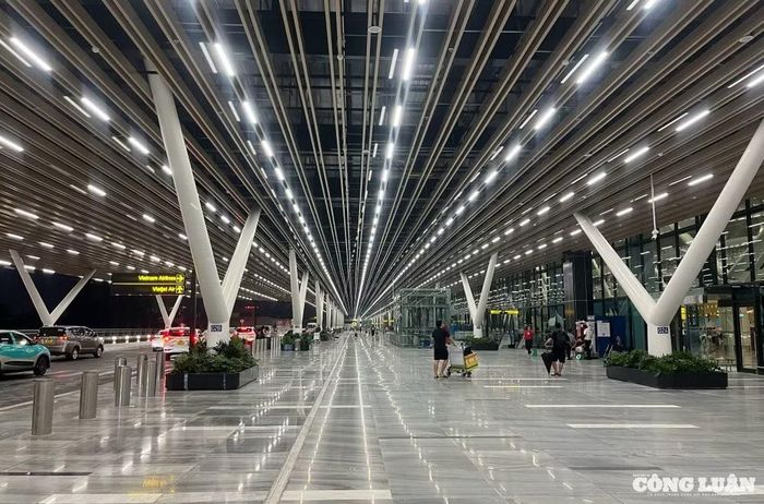 Nhà ga T3 cảng hàng không quốc tế Tân Sơn Nhất đưa vào khai thác đã góp phần nâng cao năng lực thông qua tại cảng.