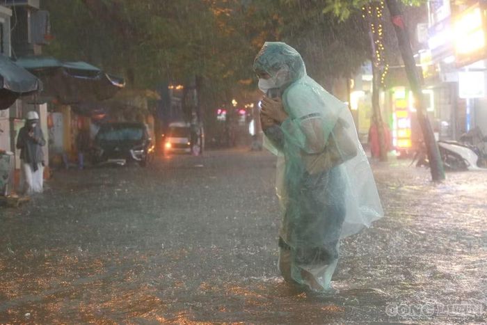 Trong mưa dông có khả năng xảy ra lốc, sét, mưa đá và gió giật mạnh, có thể ảnh hưởng đến sản xuất nông nghiệp, làm gãy đổ cây cối, hư hại nhà cửa, công trình giao thông và cơ sở hạ tầng.