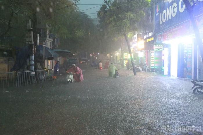 Dọc đường Mỹ Đình, Thiên Hiền và các ngõ lân cận, nước ngập trên diện rộng. Mưa lớn kéo dài khiến việc đi lại của người dân gặp nhiều khó khăn.