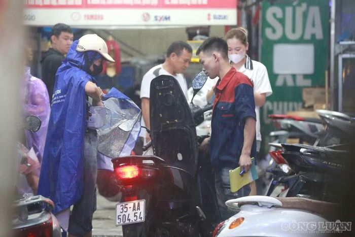 Một số phương tiện bị nước vào máy, không thể khởi động nên chủ xe phải đưa vào các cửa hàng sửa chữa để kiểm tra.
