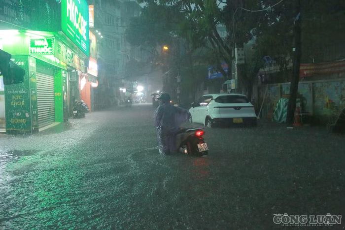 Mưa lớn xảy ra đúng giờ tan tầm, khi người dân trở về nhà và học sinh tan học, khiến giao thông tại nhiều tuyến phố bị ảnh hưởng.