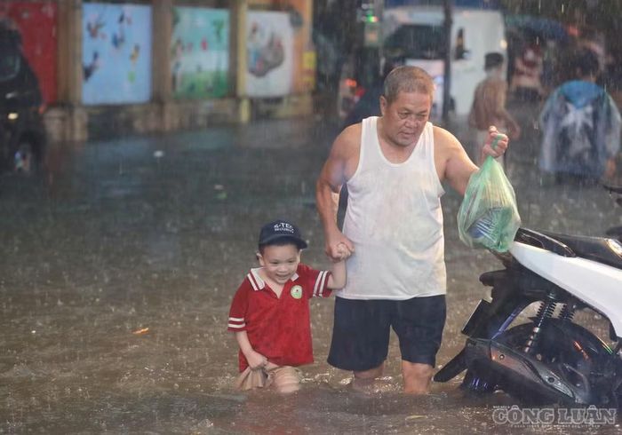 Theo cơ quan khí tượng, chiều tối và đêm 27/8, khu vực Bắc Bộ có mưa rào và dông rải rác, lượng mưa phổ biến 10-30mm; riêng vùng núi và trung du cục bộ có nơi mưa to trên 70mm.