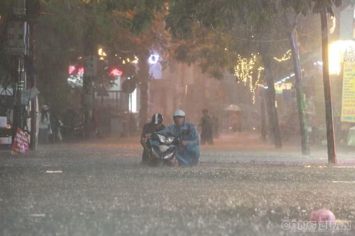 Hơn 16h, nhiều khu vực ở Hà Nội mây đen kéo đến, bầu trời tối sầm. Khoảng 16h30, mưa bắt đầu trút xuống.