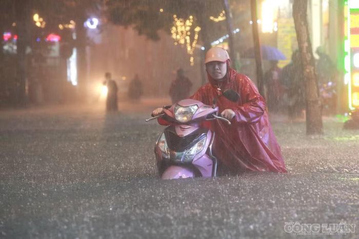 Tại một số điểm, nước ngập sâu hơn 40cm, có nơi ngập gần hết bánh xe máy.
