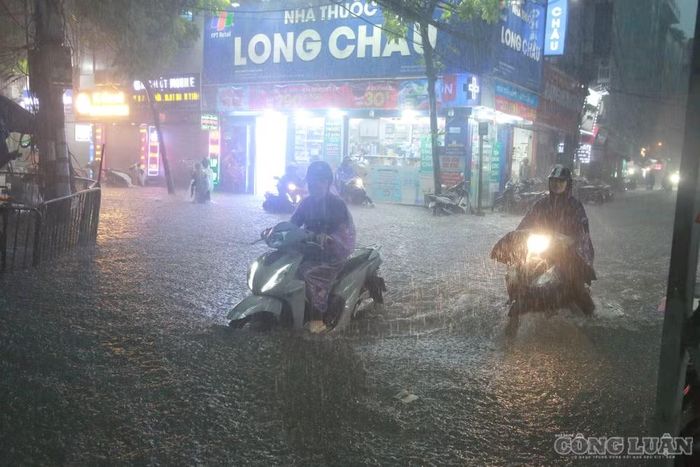 Ghi nhận vào khoảng 18h, trận mưa lớn kéo dài từ 16h30 khiến nhiều tuyến phố chìm trong biển nước.
