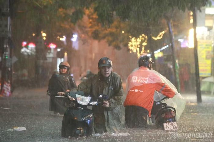 Hàng loạt xe máy chết máy, người dân phải dắt bộ.