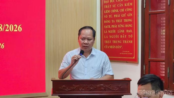Ông Đinh Văn Khâm, Phó Giám đốc Sở Giáo dục và Đào tạo Ninh Bình phát biểu tại hội nghị.