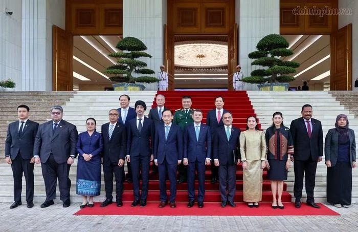 Thủ tướng và Đại sứ, Đại biện các nước ASEAN - Ảnh: VGP