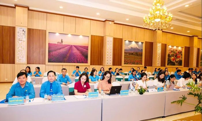 PGS.TS. Lê Mạnh Hùng – Hiệu trưởng Trường Đại học Công đoàn (thứ 2 bên phải sang) đồng chủ trì Tọa đàm. Ảnh: BNB